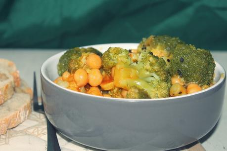 BROCOLI CON GARBANZOS EN SOJA Y ESPECIAS & PASTEL DE SALMON CON VERDURAS