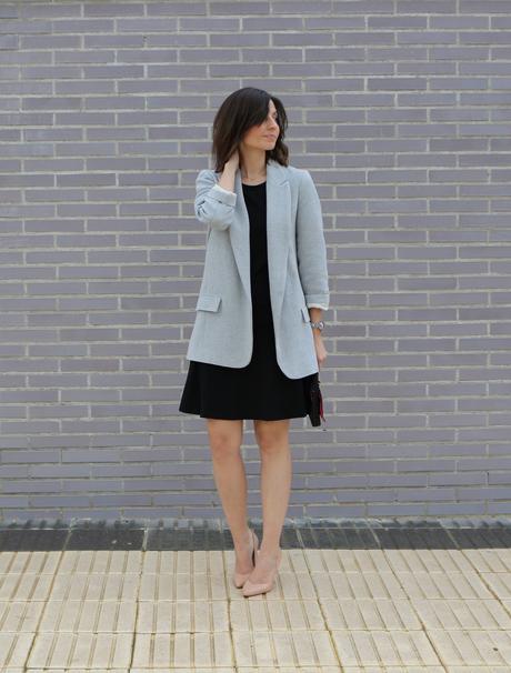 Blazer de mujer oversize y vestido negro fashion blogger con blazer de mujer oversize