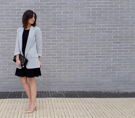 Blazer de mujer oversize y vestido negro fashion blogger con blazer de mujer oversize