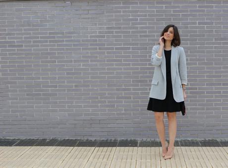 Blazer de mujer oversize y vestido negro fashion blogger con blazer de mujer oversize