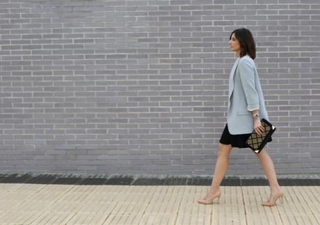 Blazer de mujer oversize y vestido negro fashion blogger con blazer de mujer oversize