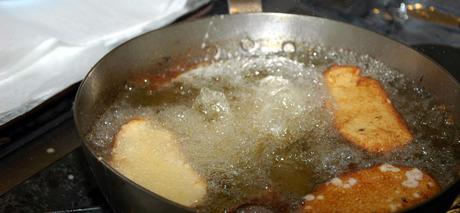 Para freír las torrijas el aceite debe tener una temperatura de unos 170 grados.