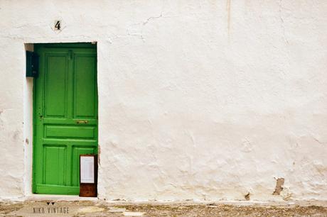 puerta-verde En lugares especiales también nos fijamos en las puertas y nos adentramos mas allá de ellas, las vemos como un símbolo de muchos significados