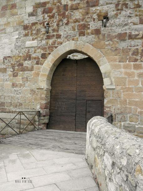 puerta-del-castillo-zamora En lugares especiales también nos fijamos en las puertas y nos adentramos mas allá de ellas, las vemos como un símbolo de muchos significados
