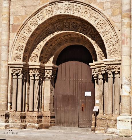 puerta-romanica-iglesia-san-juan-zamora En lugares especiales también nos fijamos en las puertas y nos adentramos mas allá de ellas, las vemos como un símbolo de muchos significados