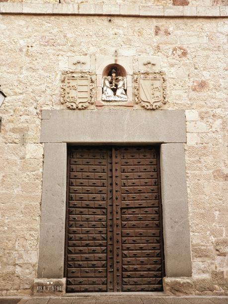 puerta-madera-antigua En lugares especiales también nos fijamos en las puertas y nos adentramos mas allá de ellas, las vemos como un símbolo de muchos significados
