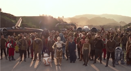 Es por esto que C-3PO tenía un brazo rojo en TheForceAwakens Skitch