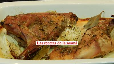 Receta rápida de conejo al horno con cebolletas tiernas