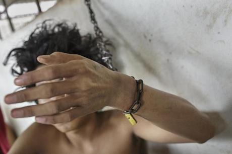 Viviendo en el infierno: 19 mil personas con trastornos mentales son encerradas y encadenadas en Indonesia Viviendo en el infierno: 19 mil personas con trastornos mentales son encerradas y encadenadas en Indonesia