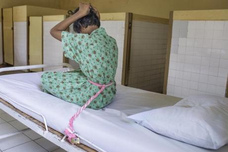 Viviendo en el infierno: 19 mil personas con trastornos mentales son encerradas y encadenadas en Indonesia Viviendo en el infierno: 19 mil personas con trastornos mentales son encerradas y encadenadas en Indonesia