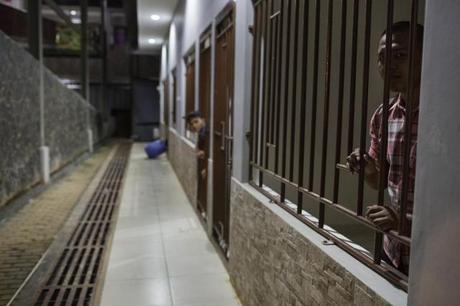 Viviendo en el infierno: 19 mil personas con trastornos mentales son encerradas y encadenadas en Indonesia Viviendo en el infierno: 19 mil personas con trastornos mentales son encerradas y encadenadas en Indonesia