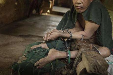 Viviendo en el infierno: 19 mil personas con trastornos mentales son encerradas y encadenadas en Indonesia Viviendo en el infierno: 19 mil personas con trastornos mentales son encerradas y encadenadas en Indonesia