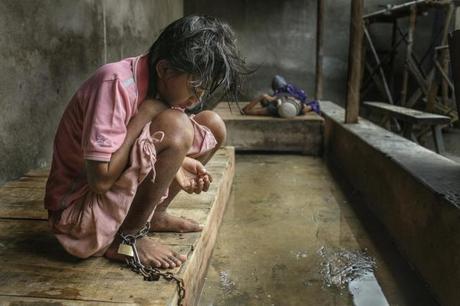 Viviendo en el infierno: 19 mil personas con trastornos mentales son encerradas y encadenadas en Indonesia Viviendo en el infierno: 19 mil personas con trastornos mentales son encerradas y encadenadas en Indonesia