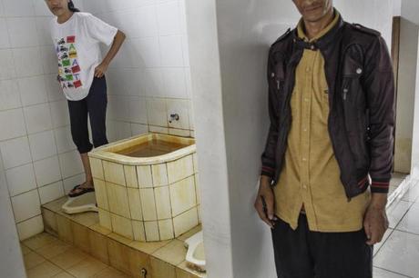 Viviendo en el infierno: 19 mil personas con trastornos mentales son encerradas y encadenadas en Indonesia Viviendo en el infierno: 19 mil personas con trastornos mentales son encerradas y encadenadas en Indonesia