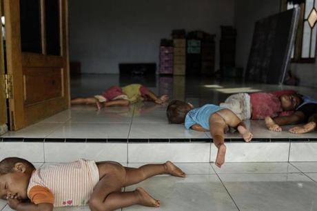 Viviendo en el infierno: 19 mil personas con trastornos mentales son encerradas y encadenadas en Indonesia Viviendo en el infierno: 19 mil personas con trastornos mentales son encerradas y encadenadas en Indonesia