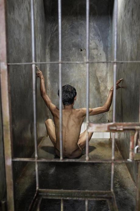 Viviendo en el infierno: 19 mil personas con trastornos mentales son encerradas y encadenadas en Indonesia Viviendo en el infierno: 19 mil personas con trastornos mentales son encerradas y encadenadas en Indonesia