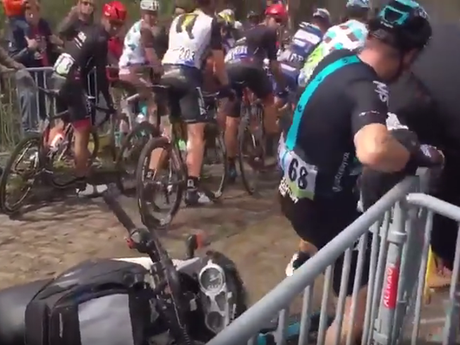De nuevo una moto se cae en una carrera ciclista – Paris Roubaix 2016 De nuevo una moto se cae en una carrera ciclista – Paris Roubaix 2016