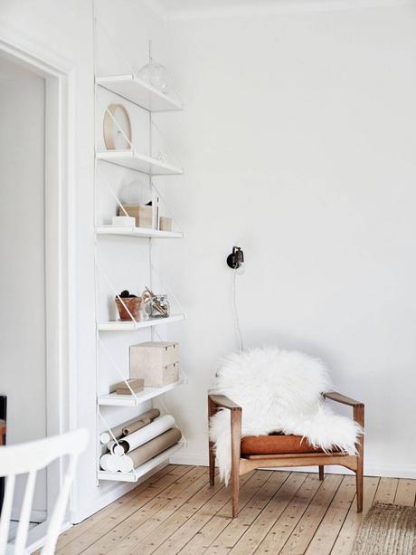 Decoración de colores tierra white shelfs