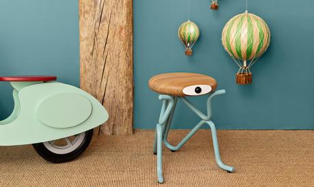 Lo must en decoShopping: ¡animal party! Nunca más te sentirás solo con un compañero como este. Se llama Companion, y aunque no se se muy bien si me recuerda a un monito o a ET, siempre me cede el asiento. La base son tubos de acero en distintos colores y el asiento es de madera de roble, haya o caoba. Diseño de Philip Grass.