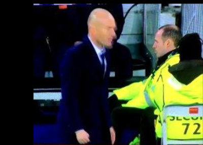 Zidane rajó su pantalón Zidane rajó su pantalón