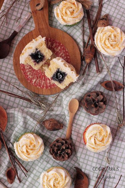CUPCAKES DE CHEESECAKE Y ARÁNDANOS CUPCAKES DE CHEESECAKE Y ARÁNDANOS