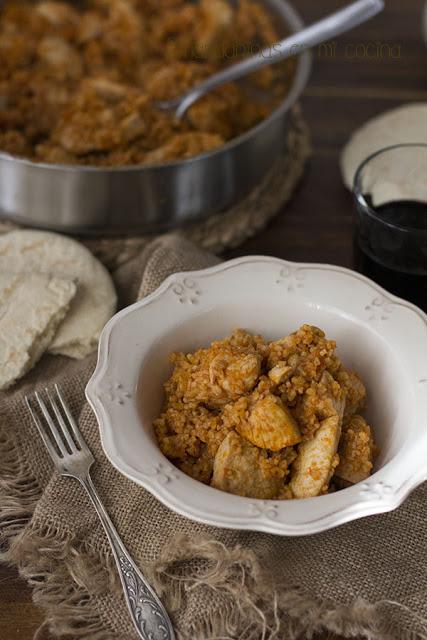 Pilaf de trigo bulgur con pollo. Receta turca