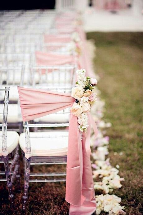 ¿Qué puedes hacer con telas para decorar tu boda? Pasillo sillas con telas