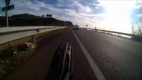 Adelantamientos imprudentes a ciclistas sin respetar el 1,5 m Adelantamientos imprudentes a ciclistas sin respetar el 1,5 m