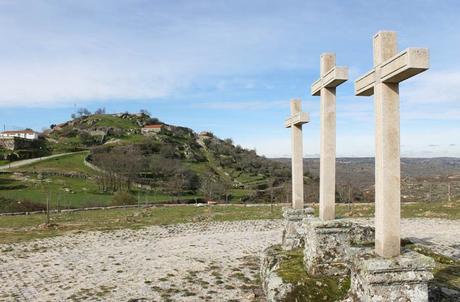 Castelo Bom, una atalaya medieval junto al río Coa Calvario y vista de Castelo Bom al fondo