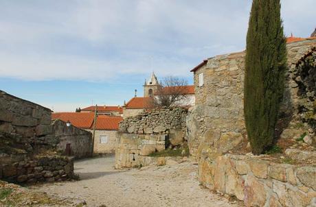Castelo Bom, una atalaya medieval junto al río Coa Una de las calles de Castelo Bom