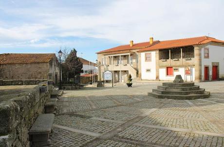 Castelo Bom, una atalaya medieval junto al río Coa Plaza presidida por los restos del pelourinho Castelo Bom