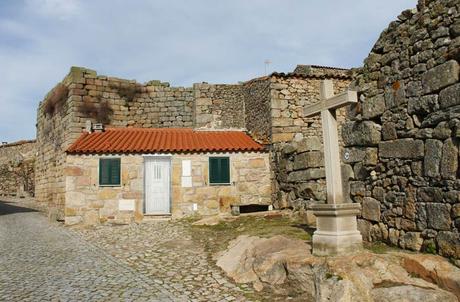 Castelo Bom, una atalaya medieval junto al río Coa Restos de la muralla de Castelo Bom