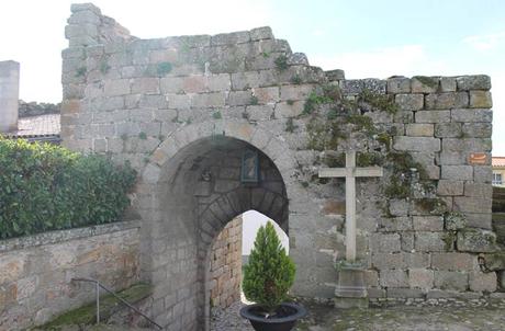 Castelo Bom, una atalaya medieval junto al río Coa Puerta de la Villa en la muralla medieval Castelo Bom