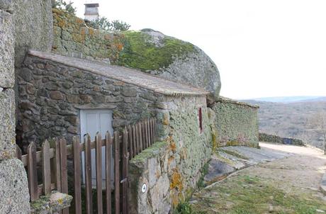 Castelo Bom, una atalaya medieval junto al río Coa Casas construidas entre las rocas y los restos de la muralla Castelo Bom