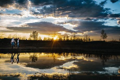 pareja-caminando-atardecer-reportaje-preboda-zaragoza