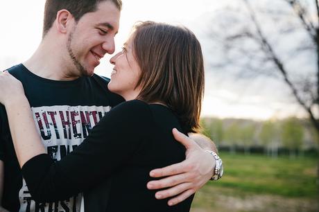 abrazo-atardecer-reportaje-preboda-zaragoza