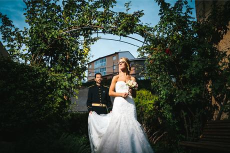 novios-pergola-flores-fotografo-boda-teruel