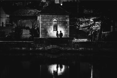 reflejo-agua-pareja-fotografo-boda-teruel