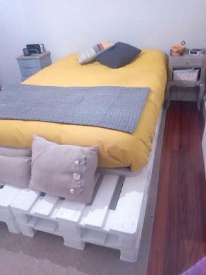 Cama hecha con palés