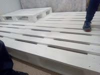 Cama hecha con palés Cama hecha con palés