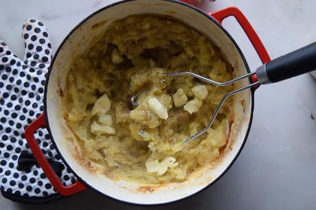 El pollo asado de fin de semana perfecto con puré patatas, cebolla y ajo