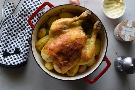 El pollo asado de fin de semana perfecto con puré patatas, cebolla y ajo