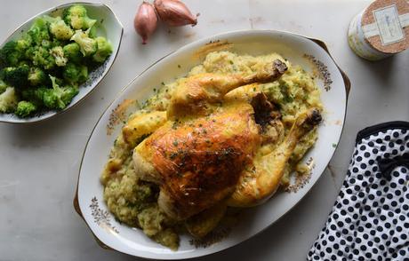 El pollo asado de fin de semana perfecto con puré patatas, cebolla y ajo