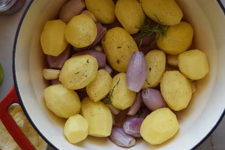 El pollo asado de fin de semana perfecto con puré patatas, cebolla y ajo