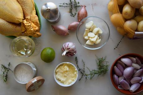 El pollo asado de fin de semana perfecto con puré patatas, cebolla y ajo