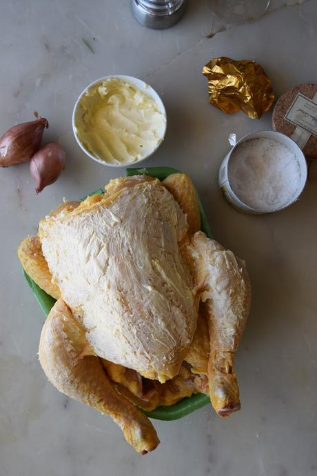 El pollo asado de fin de semana perfecto con puré patatas, cebolla y ajo