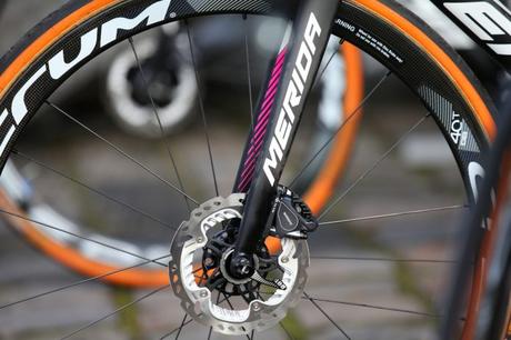 Mientras Ventoso reclama por la lesión de sufrió por el rotor de un freno de disco, en UCI deciden dar fin a las pruebas con este tipo de frenado Mientras Ventoso reclama por la lesión de sufrió por el rotor de un freno de disco, en UCI deciden dar fin a las pruebas con este tipo de frenado