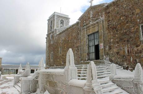 La Peña de Francia, cielo terrenal y divino de Salamanca Nieve e hielo en la entrada de la iglesia del Santuario Peña de Francia