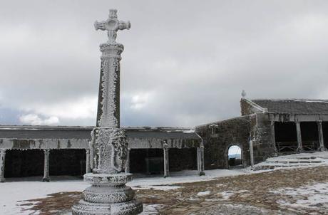 La Peña de Francia, cielo terrenal y divino de Salamanca El Rollo en la plaza del Santuario Peña de Francia
