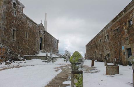 La Peña de Francia, cielo terrenal y divino de Salamanca Iglesia de Santuario a la izquierda y hospedería a la derecha Peña de Francia